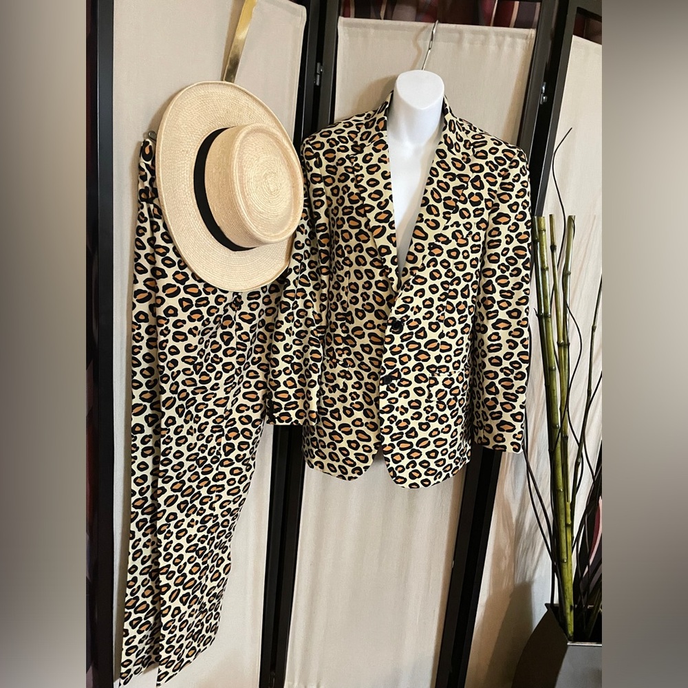 🎃🎃 $$25.00 🎃🎃 Size 36 Adult Animal Print Two Piece Suit & Top Hat.